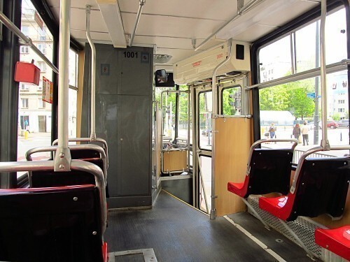 Wnętrze. Widok na kabinę motorniczego. 04.05.2025 r.